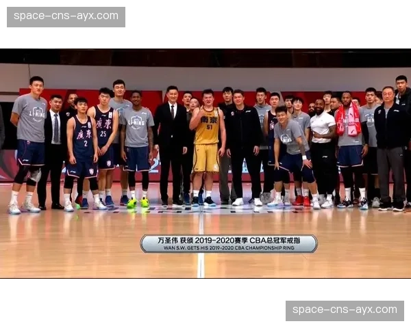 山东高速主场为功勋球员举办简短致敬仪式，场面温馨