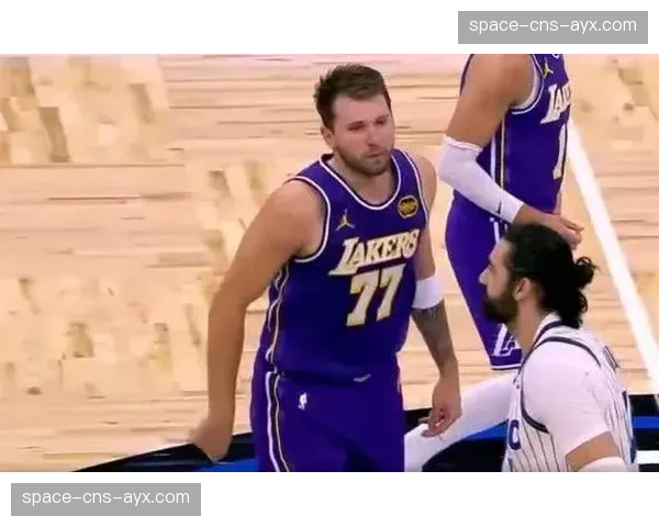 特写镜头：德文·布克与东契奇发生口角，双方各领一次技术犯规