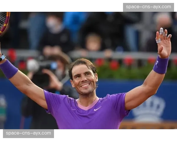 特写:纳达尔现身巴塞罗那公开赛训练场,回归时间仍未确定 特写:纳达尔现身巴塞罗那公开赛训练场,回归时间仍未确定